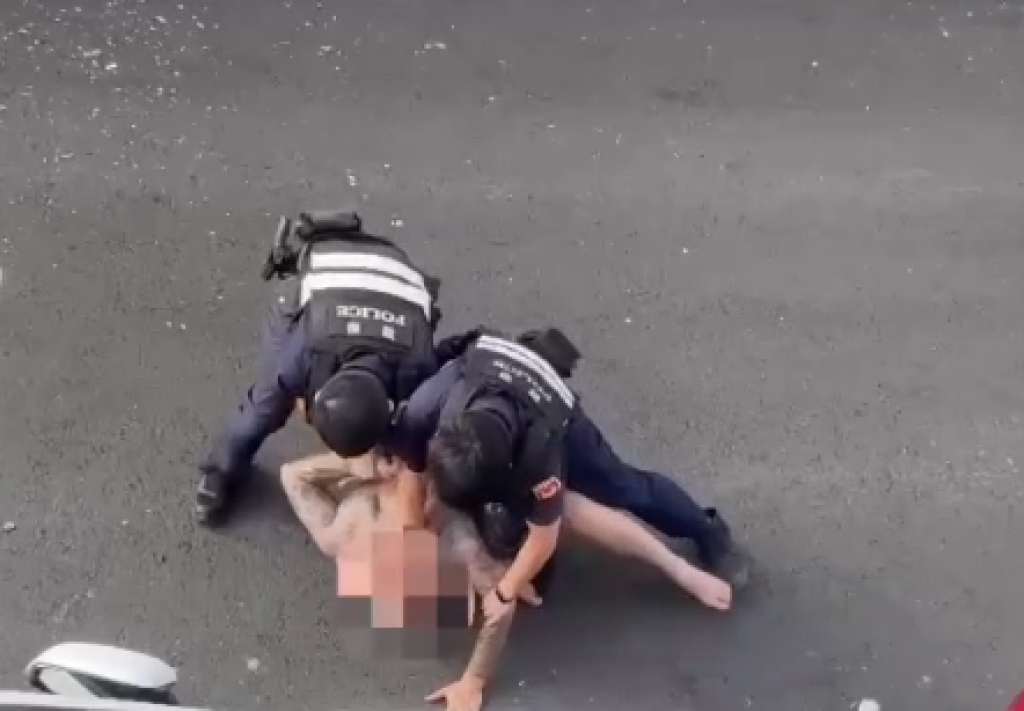 汽車警報器狂響!嘉義民雄全身赤裸醉漢狂砸車 5車遭殃警到場壓制逮捕