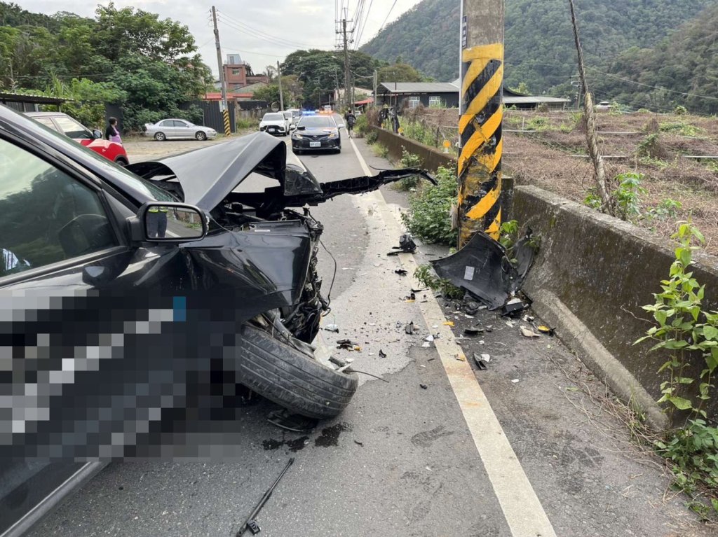 埔里醫院醫療巡迴車自撞電線桿! 駕駛及3名病患受傷
