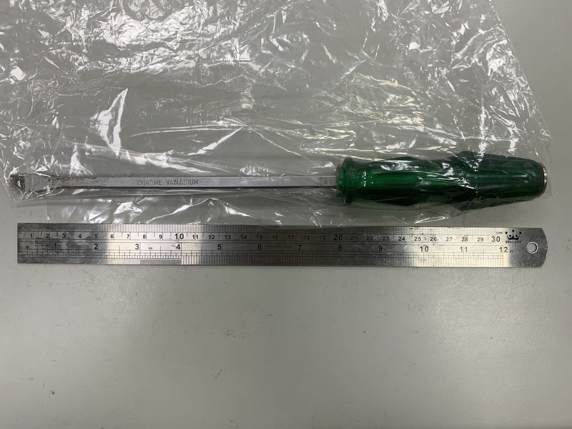 張男所持30公分長螺絲刀。