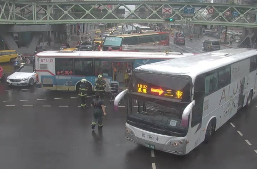 撞擊畫面曝光!台北市公車與國光客運相撞 1名公車女乘客受傷送醫