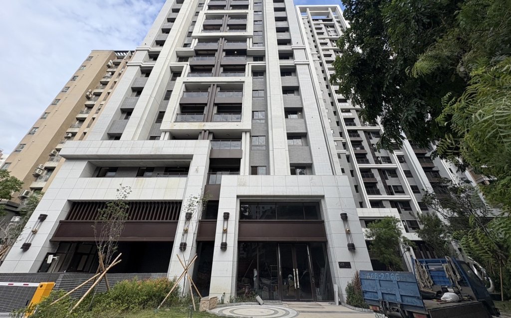台中大樓工地意外!- 冷氣裝修工人18樓墜樓2樓露台當場死亡