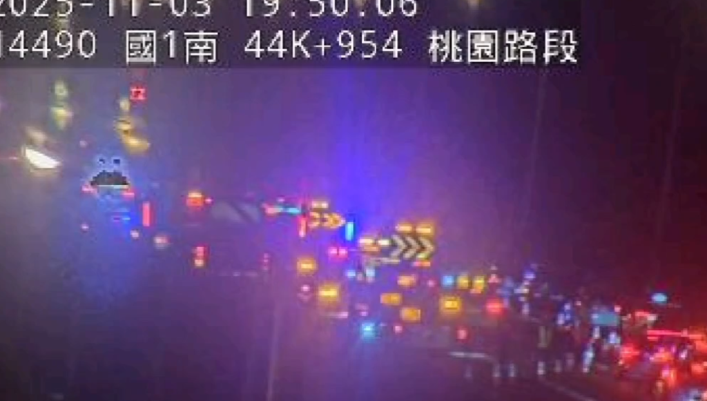 國道1號桃園路段連車禍! 1人受困車底消防隊員救出送醫