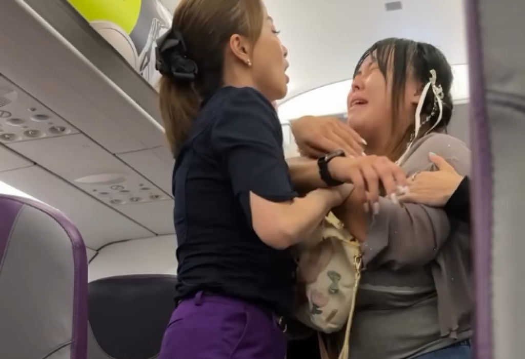 影/港女大鬧機場!控男友賣春「他打我40拳」 哭鬧推空服員「妳們是不是欺負我」