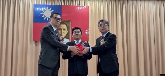 張建川榮退 龔良智接任台電北市區處長 15 《圖說》台電台北市區營業處舉行新、卸任處長張建川〈左〉交接典禮,由副總陳銘樹監交。〈台電北市區處提供〉