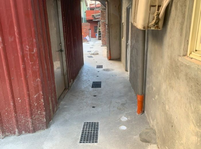 合力拆違助污水接管 五股後巷27戶水肥臭味掰掰! 36 《圖說》後巷污水接管完成後,不只非常乾淨,還能提供住戶行走。〈水利局提供〉