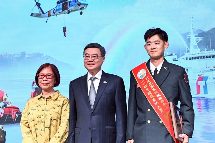 守護人民第一線 行政院表揚搜救有功人員 38 《圖說》行政院長卓榮泰表揚搜救有功人員。〈行政院提供〉