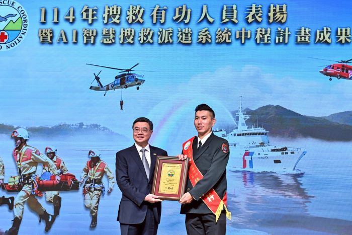 守護人民第一線 行政院表揚搜救有功人員 40 《圖說》行政院長卓榮泰表揚搜救有功人員三。〈行政院提供〉