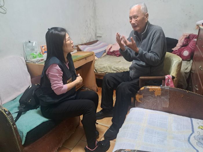 關懷榮民眷長輩 臺北市榮服處深入士林 32 《圖說》臺北市榮民服務處服務組長辜雅貞慰問士林區生活較為困難榮民眷屬。〈臺北市榮服處提供〉