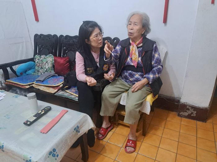 關懷榮民眷長輩 臺北市榮服處深入士林 33 《圖說》辜雅貞慰問士林區榮民及遺眷長輩一。〈臺北市榮服處提供〉