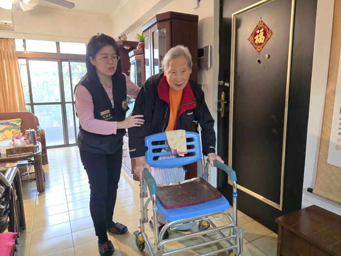 關懷榮民眷長輩 臺北市榮服處深入士林 34 《圖說》辜雅貞慰問士林區榮民及遺眷長輩二。〈臺北市榮服處提供〉