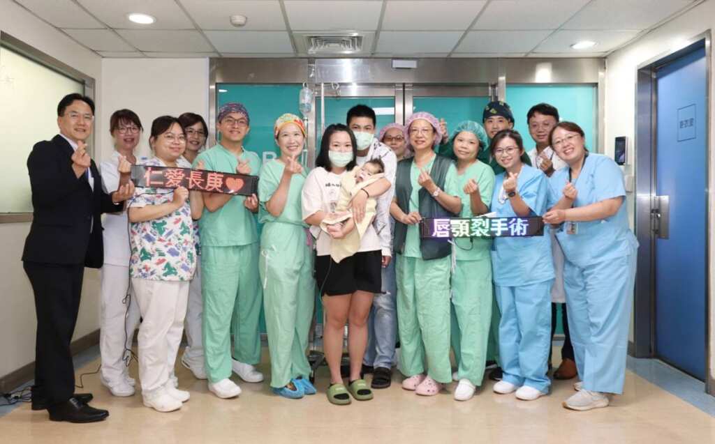 ▲仁愛長庚合作聯盟醫院（大里仁愛醫院）順利完成唇顎裂手術，整形外科顱顏和跨科及行政團隊合影。（圖／大里仁愛提供）