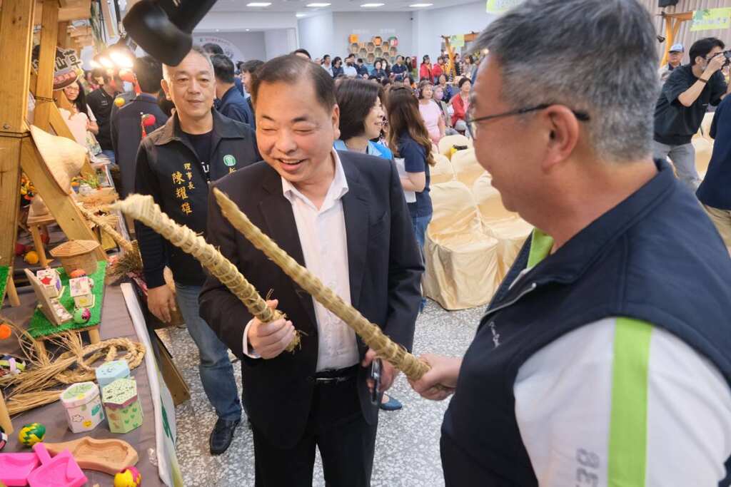 ▲新竹縣副縣長陳見賢瀏覽成果展。
