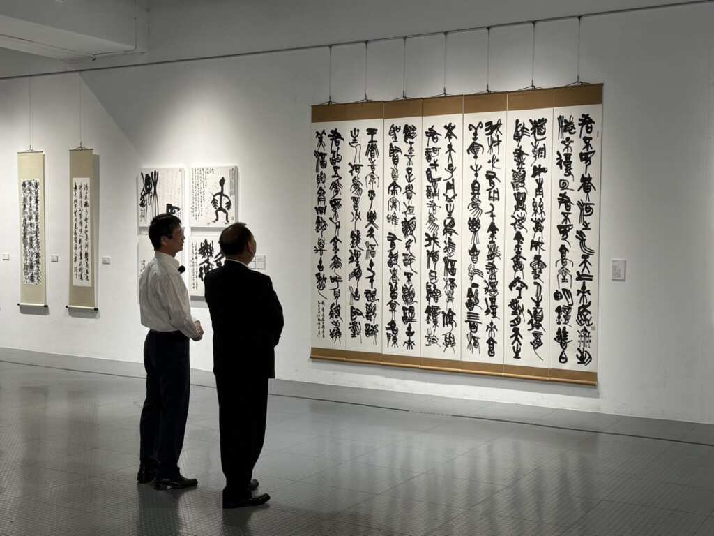 ▲新竹縣副縣長陳見賢(右)與書法家胡國龍(左)共同看展。
