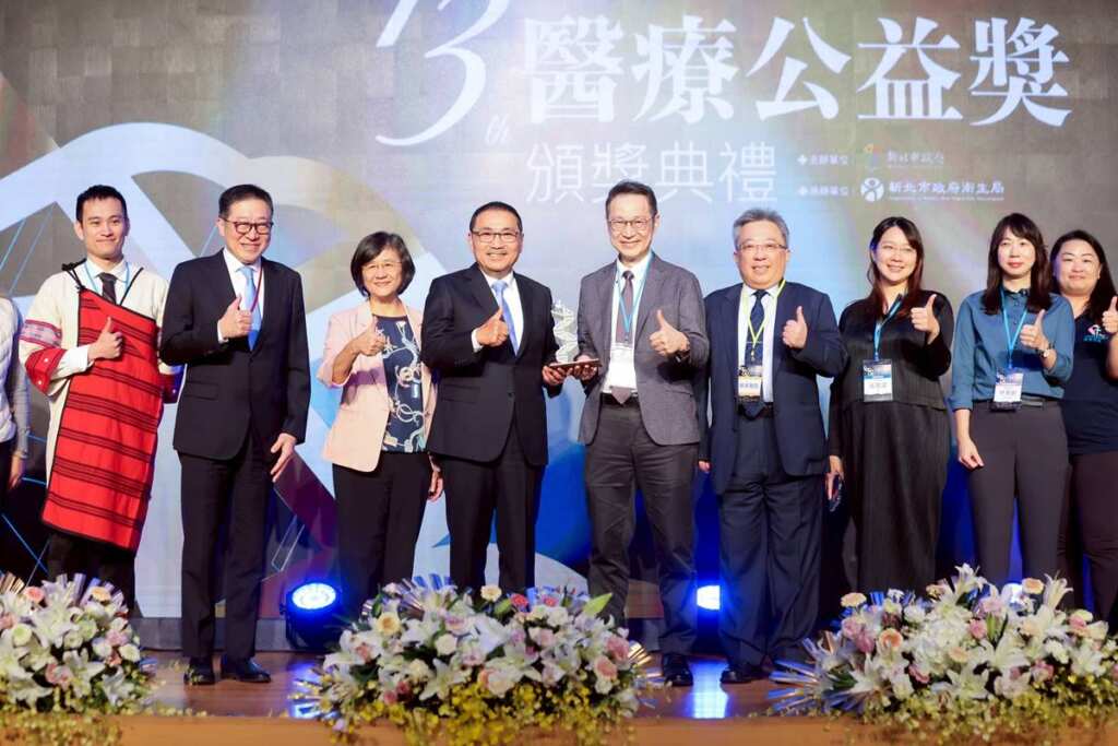 ▲侯友宜頒獎表揚3家永續醫院及25位表現卓越的醫事人員。