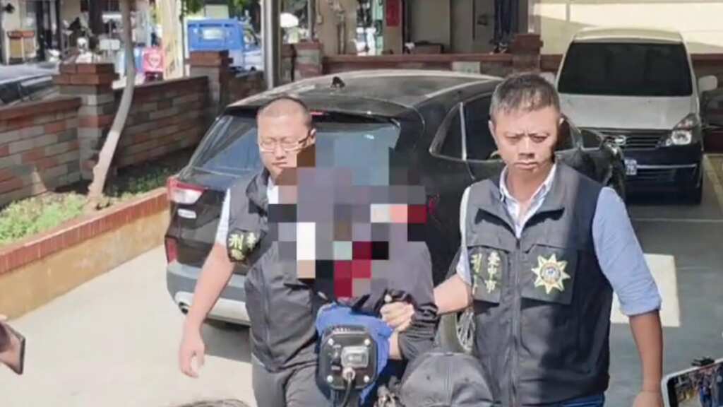 ▲烏日驚傳租客縱火慘案，廂型車倒車撞入民宅釀母女雙亡，警方帶回烏日分局製作筆錄，報請檢察官指揮偵辦，後續朝殺人及公共危險罪嫌移送。（記者林明佑翻攝）