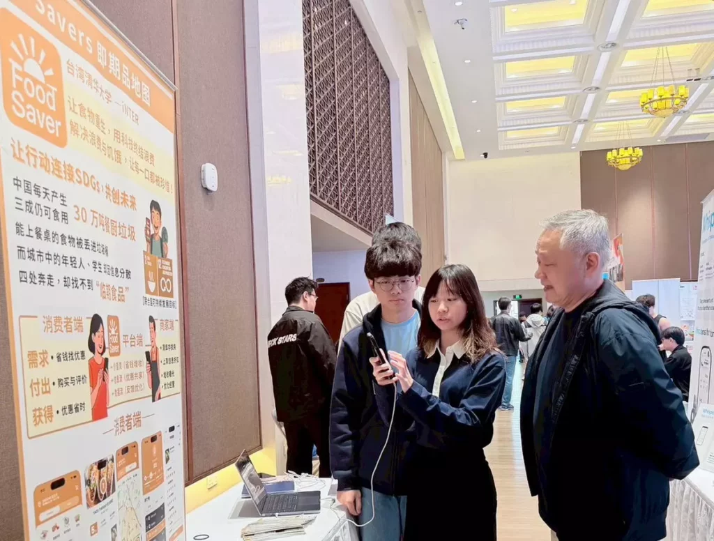 二等獎|Savers 即期品地圖(清華大學、中央大學)於比賽展場中進行解說