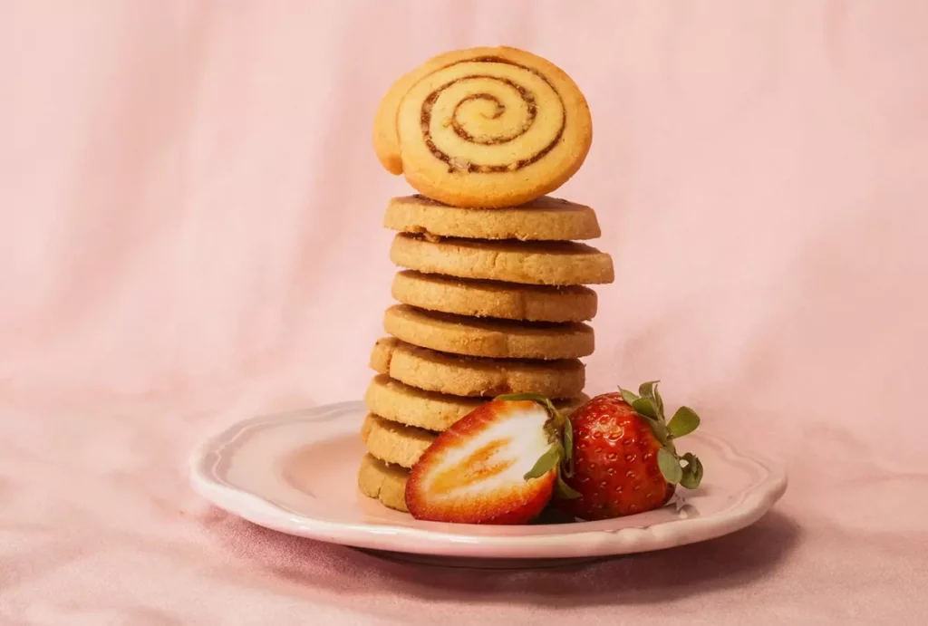 Aunt Stella 詩特莉即日起推出應景的「草莓捲心餅乾」。