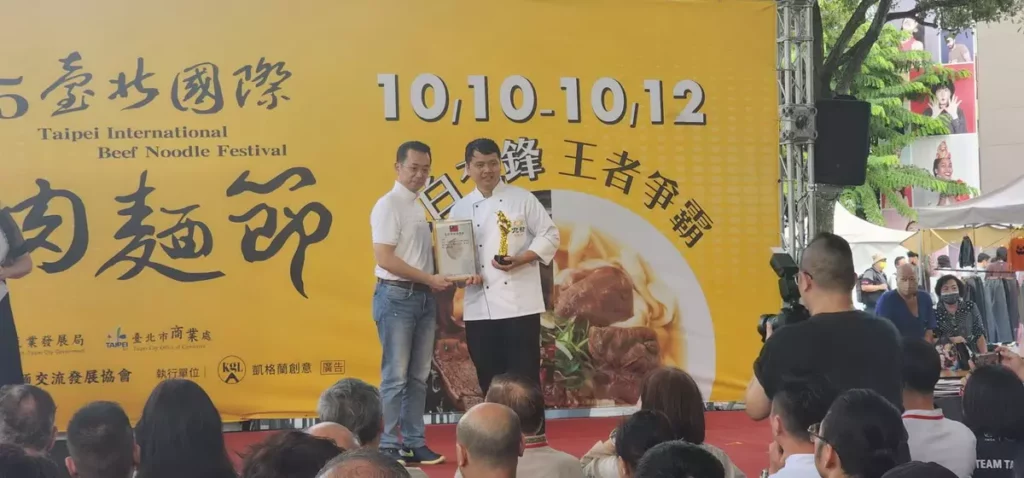「這一鍋 御膳川味牛肉麵」於第21屆台北國際牛肉麵節中榮獲調理包紅燒組「最牛嚴選」。圖/這一鍋餐飲集團提供