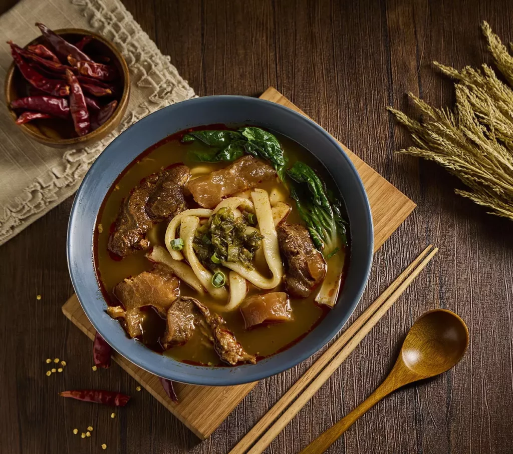 「這一鍋 御膳川味牛肉麵」採用經典川味湯底,麻辣中藏香,搭配Q彈麵條與軟嫩多汁牛肉,深受消費者喜愛圖/這一鍋餐飲集團提供