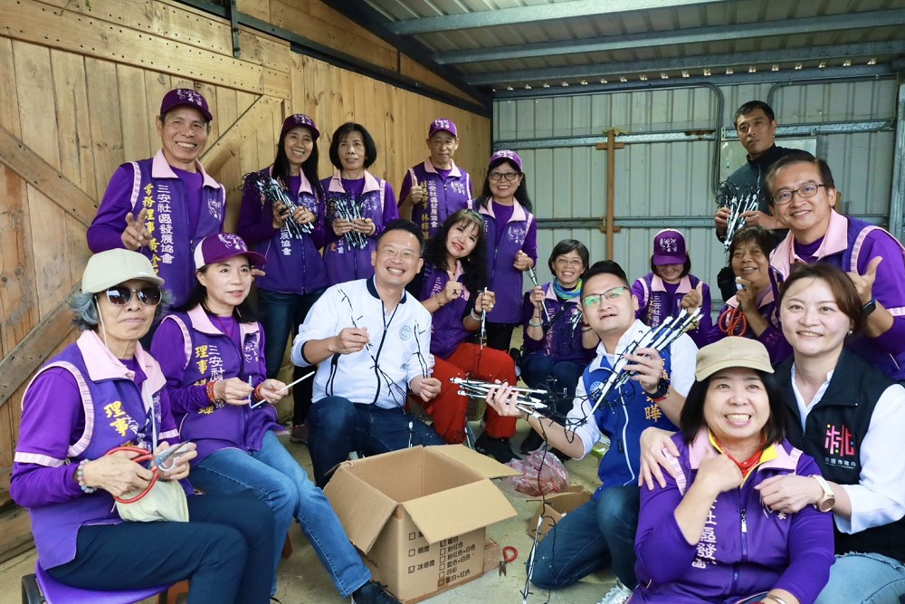 平鎮三安社區連3年賀耶誕　蘇俊賓偕志工綁瓶共創環保聖誕樹 249