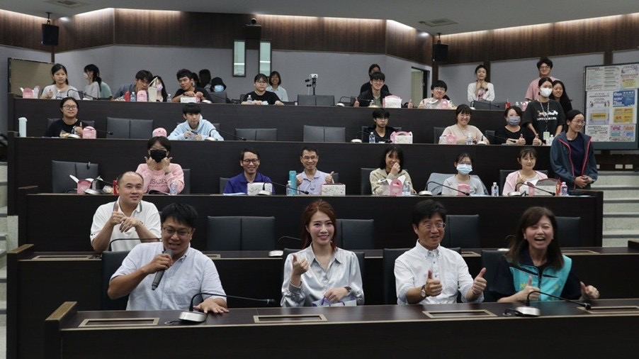 質感家品牌執行長陳音潔與海洋大學、基隆市政府同仁合影。(圖/國立臺灣海洋大學提供)