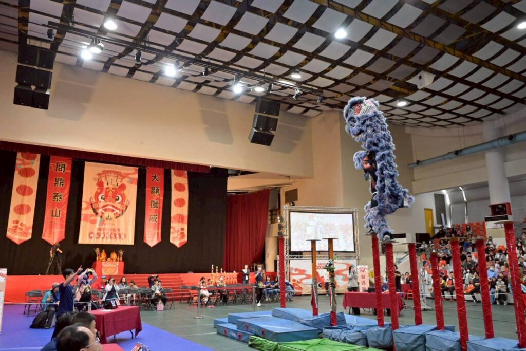 爭霸賽現場比賽畫面,圖中為基隆長興呂師父龍獅團。(圖/泰山區公所提供)