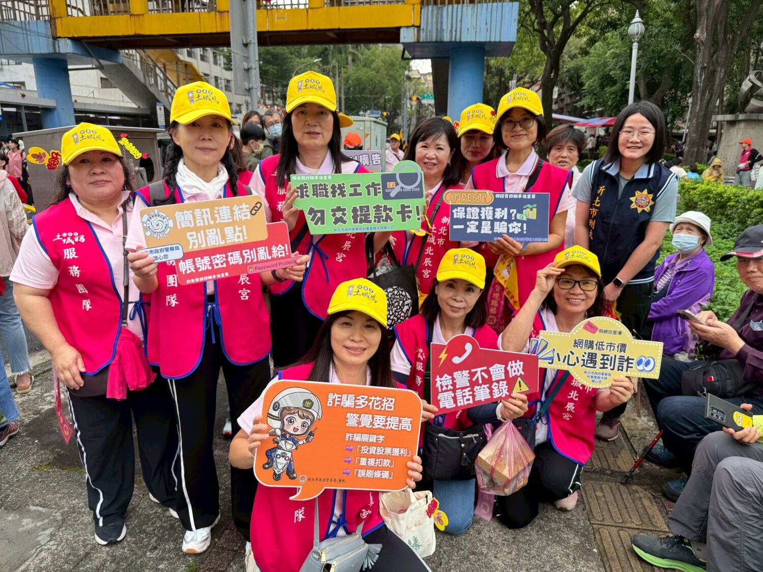 新北刑大將防詐宣導融入白沙屯媽祖繞境賜福中,既求平安也守護荷包。(記住徐煜勝翻攝)