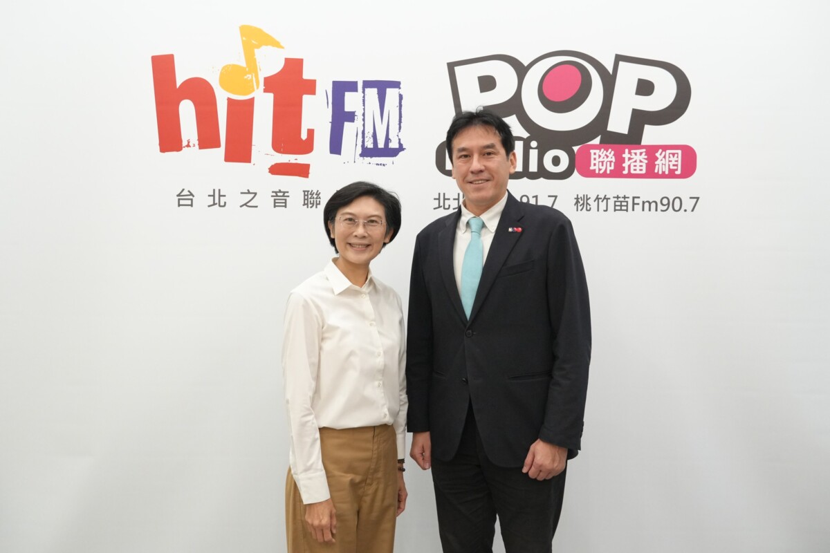 ▲林岱樺今(3)日接受媒體人黃暐瀚廣播專訪合影