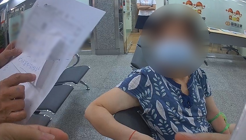 ▲婦人欲提72萬卻說詞多變,警方獲報到場協助關懷。