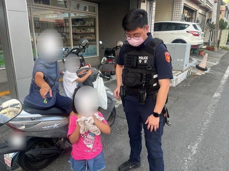 ▲想念阿嬤獨自出門迷路,虎尾暖警助5歲女童平安返家。(記者劉春生攝)