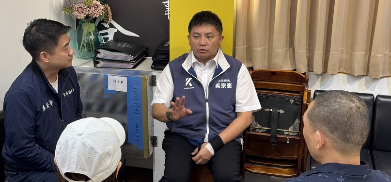 ▲立委吳宗憲(中)由縣議員林岳賢(左)陪同聽取業者心聲。