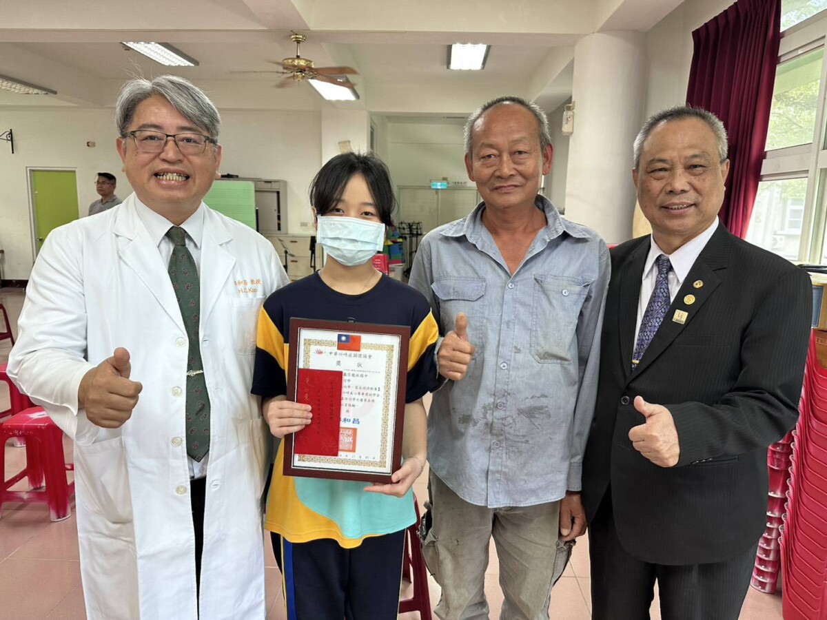 ▲五年前靠義診揪出致命心疾、成功接受手術的偏鄉學童,如今帶著健康回來向高雄長庚郭和昌醫師(左)致謝,感謝川崎美心專車救回一條命。