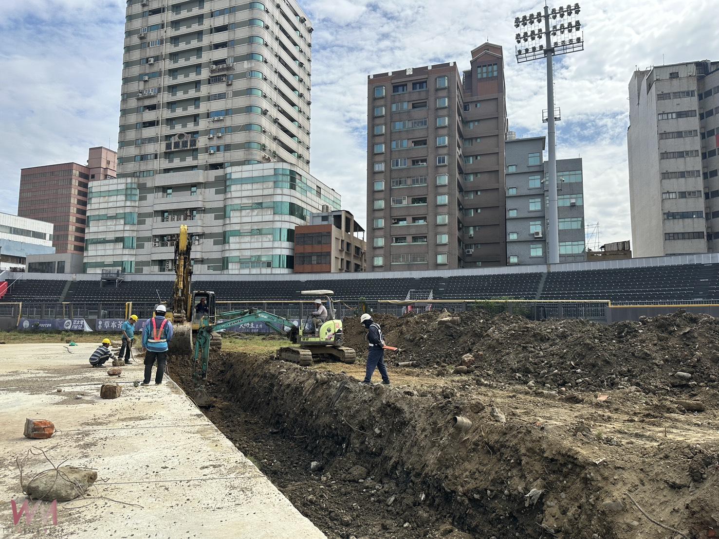 新竹棒球場開挖外野區域回填土 驚見混雜大型混凝土塊與廢材 - https://www.watchmedia01.com