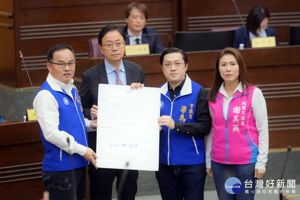 桃園市議員梁為超、吳嘉和、謝美英在議事堂中遞交抗議書予桃園市長張善政。<br /><br />