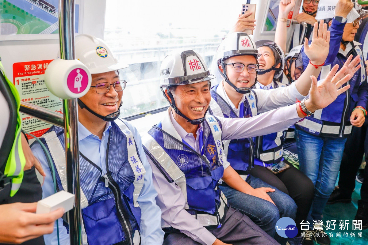 市長與來賓乘坐列車進行測試及開放有獎徵答。