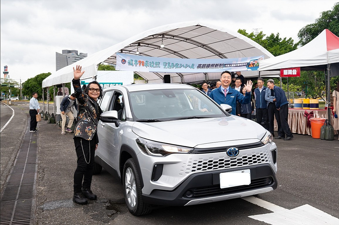 交通部長陳世凱（右）與高齡換照新制代言人沈文程（左）一同出席記者會。（圖／行政院交通部公路局）