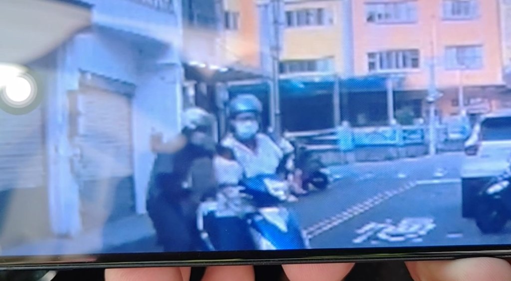 台中有機車左轉突被撞!一回頭…騎士竟「飄走」肇逃了