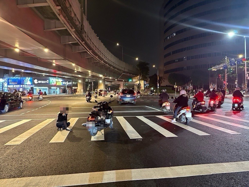 羅斯福路驚傳肇逃！重機擦撞騎士摔車骨折-肇事者落跑警追查中