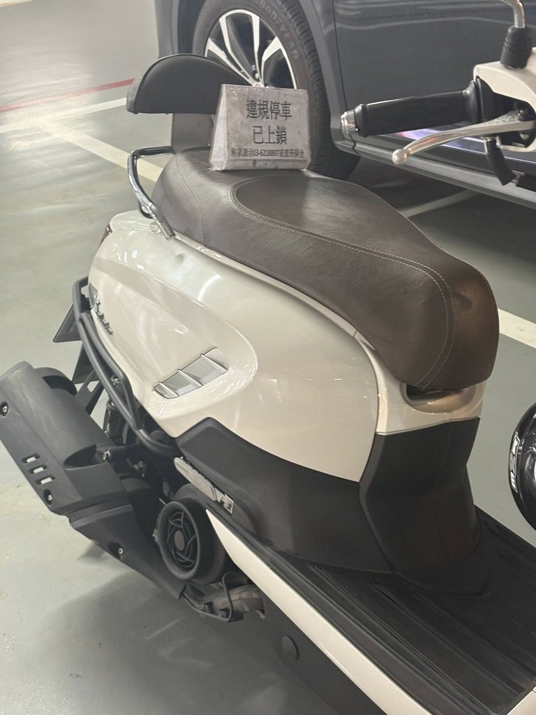 機車誤停汽車格被上鎖!巨城百貨硬起來 網笑:這台「自我認同四輪」