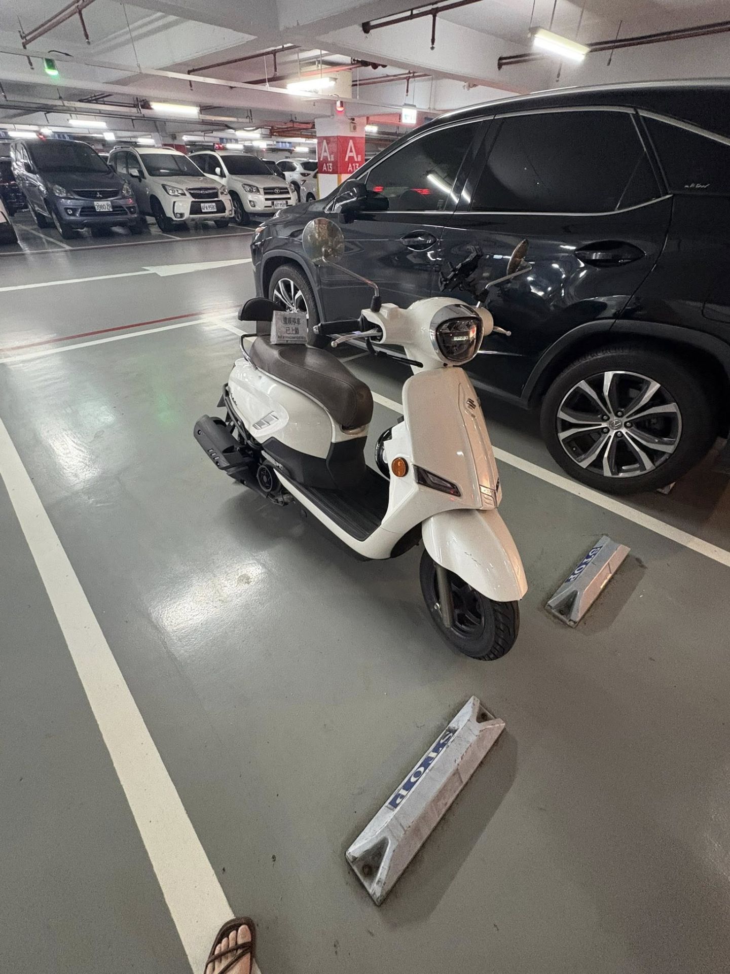 機車誤停汽車格被上鎖!巨城百貨硬起來 網笑:這台「自我認同四輪」