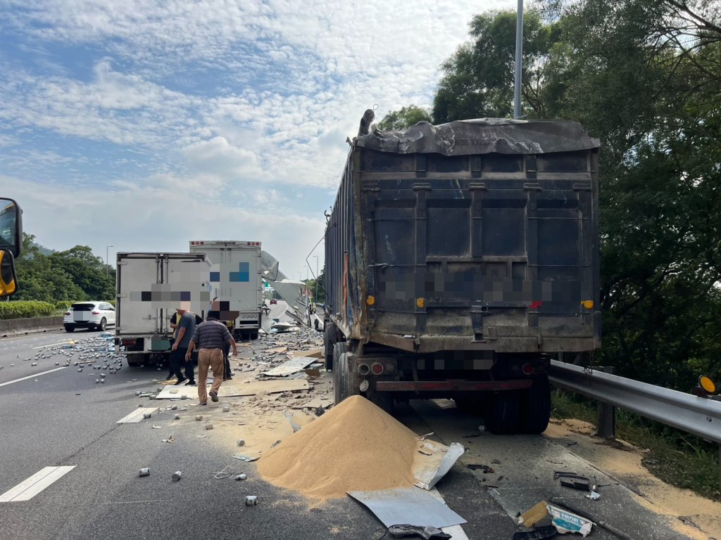 國道3號名間路段3輛大車連環車禍！-　罐裝營養補充品掉落路面