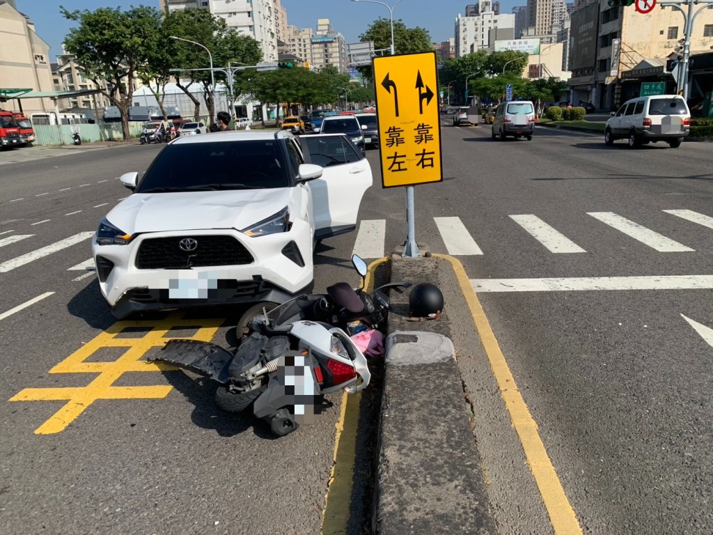 女駕車「闖紅燈猛撞機車」！她二度撞擊分隔島　消防隊秒到場