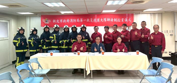優秀師傅授業 新北消師徒制傳承打火精神 34 《圖說》新北消第一大隊「新進消防人員師徒制授業儀式」合影,前排中簡任技正黃弟勝、左一第一大隊長羅凱文。〈第一大隊提供〉