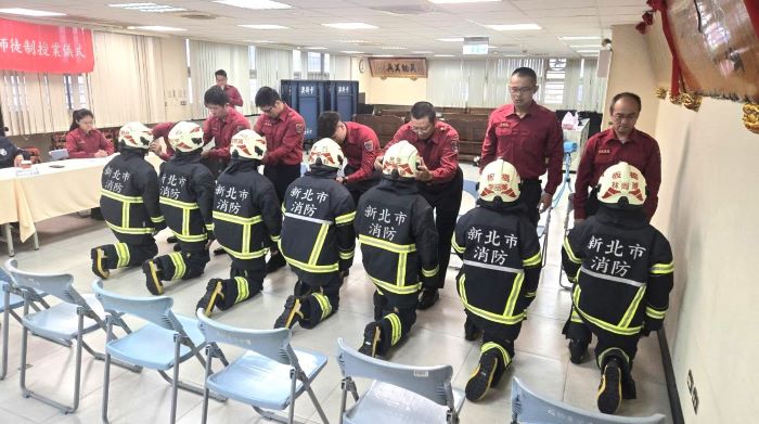 優秀師傅授業 新北消師徒制傳承打火精神 35 《圖說》〈師傅〉親手為新進人員戴上消防帽,象徵消防經驗無私傳承與使命的延續。〈第一大隊提供〉