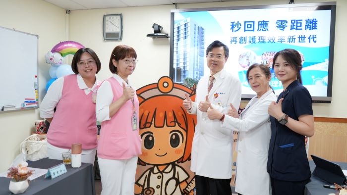 零距離照護更即時 部北紅燈鈴直連護理師秒回應 26 《圖說》臺北醫院分享智慧護理手機再升級成果,紅燈鈴直連護理師。〈臺北醫院提供〉