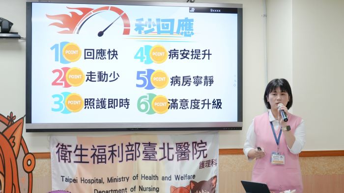 零距離照護更即時 部北紅燈鈴直連護理師秒回應 27 《圖說》資訊護理長簡姝敏指出,傳統紅燈僅為床邊與護理站的單向聯繫,「護理手機」導入後,減負提效護理師能把更多時間留給病人。〈臺北醫院提供〉