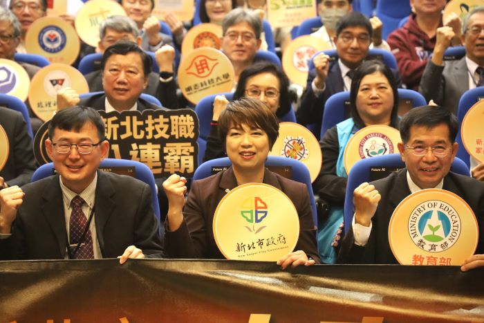 宣示四大主軸 新北首辦AI國際研討會 24 《圖說》未來將持續以AI教育為引擎,推動技職教育升級轉型,中為市府副秘書長龔雅雯、右教育部前部長潘文忠。〈教育局提供〉