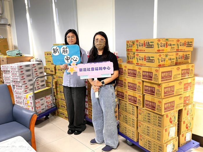 每月默默捐贈民生物資 天極佛堂4年累計400萬 19 《圖說》新莊社福中心社工陳姵勳(右)和徐思頴整理天極佛堂請廠商直接送來的各式食品物資。〈社會局提供〉
