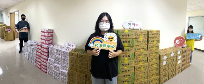 每月默默捐贈民生物資 天極佛堂4年累計400萬 21 《圖說》天極佛堂請廠商直接將民生物資送到北海岸,社工黃伊苓等人開心的整理。〈社會局提供〉