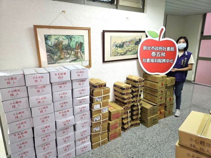 每月默默捐贈民生物資 天極佛堂4年累計400萬 22 《圖說》泰五林社福中心社工張柔安整理天極佛堂送來的民生物資。〈社會局提供〉